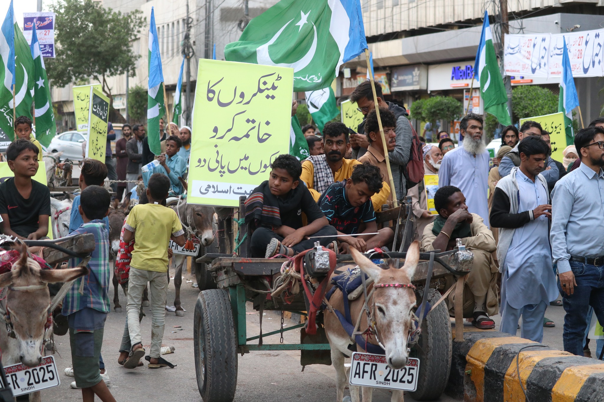 جماعت اسلامی کراچی پریس کلب کے باہر گدھوں کے گلے میں اجرک والے  نمبر پلیٹس لٹکاکر منفرد انداز میں احتجاج کیا 