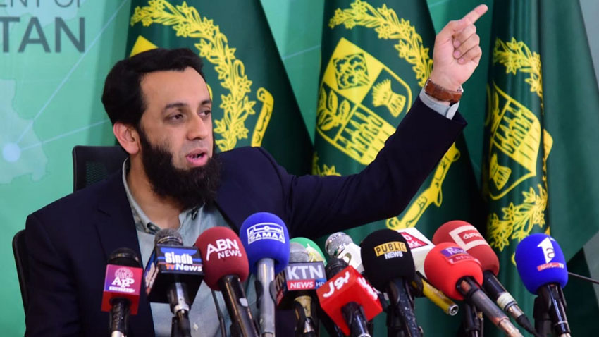 عمران خان کی بہنیں بھارتی چینلز پر ملک کو بد نام کر رہی ہیں ۔عطا تارڑ