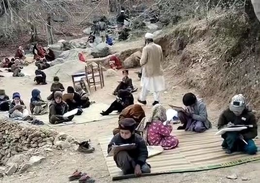 باجوڑ چارمنگ میں ایک  پرائمری اسکول کا ایگزامینیشن ہال، اسکول  بنیادی سہولیات سے محروم