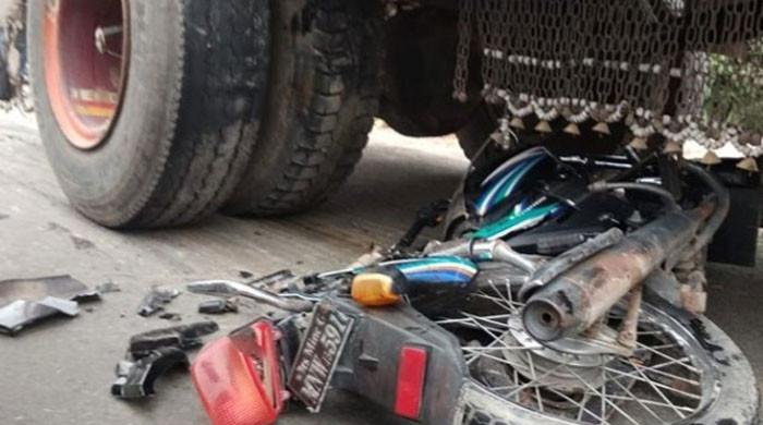 ڈمبر ٹرک کی ٹکر سے باپ 3 سالہ بیٹے سمیت جاں بحق۔