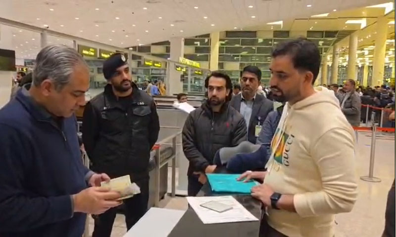   پاسپورٹ کی ساکھ کو بچانے کے لیے روزانہ 50 سے 70 مسافروں کو پروازوں سے اتارا جا رہا ہے۔محسن نقوی