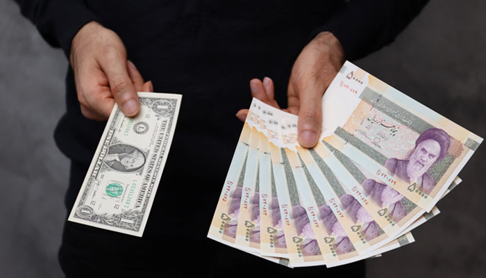 امریکی ڈالر کے مقابلے میں ایرانی ریال 15 لاکھ تک گر گیا