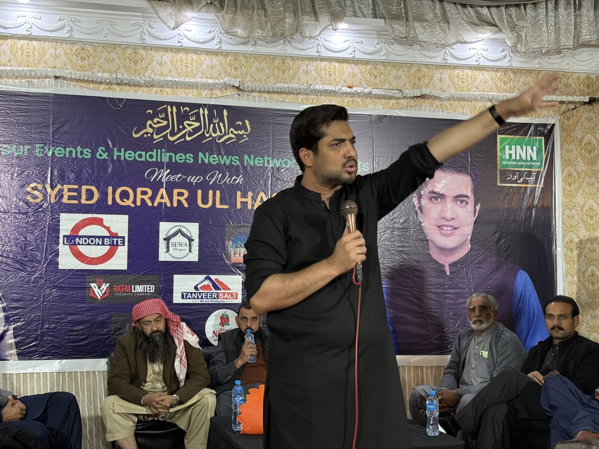 ہمارے ٹیکس کے پیسوں سے سڑکیں اور اسپتال بنا کر سیاسی ڈکٹیٹر اپنے نام کی تختی اور تصویریں کیوں لگاتے ہیں؟ اقرار الحسن 