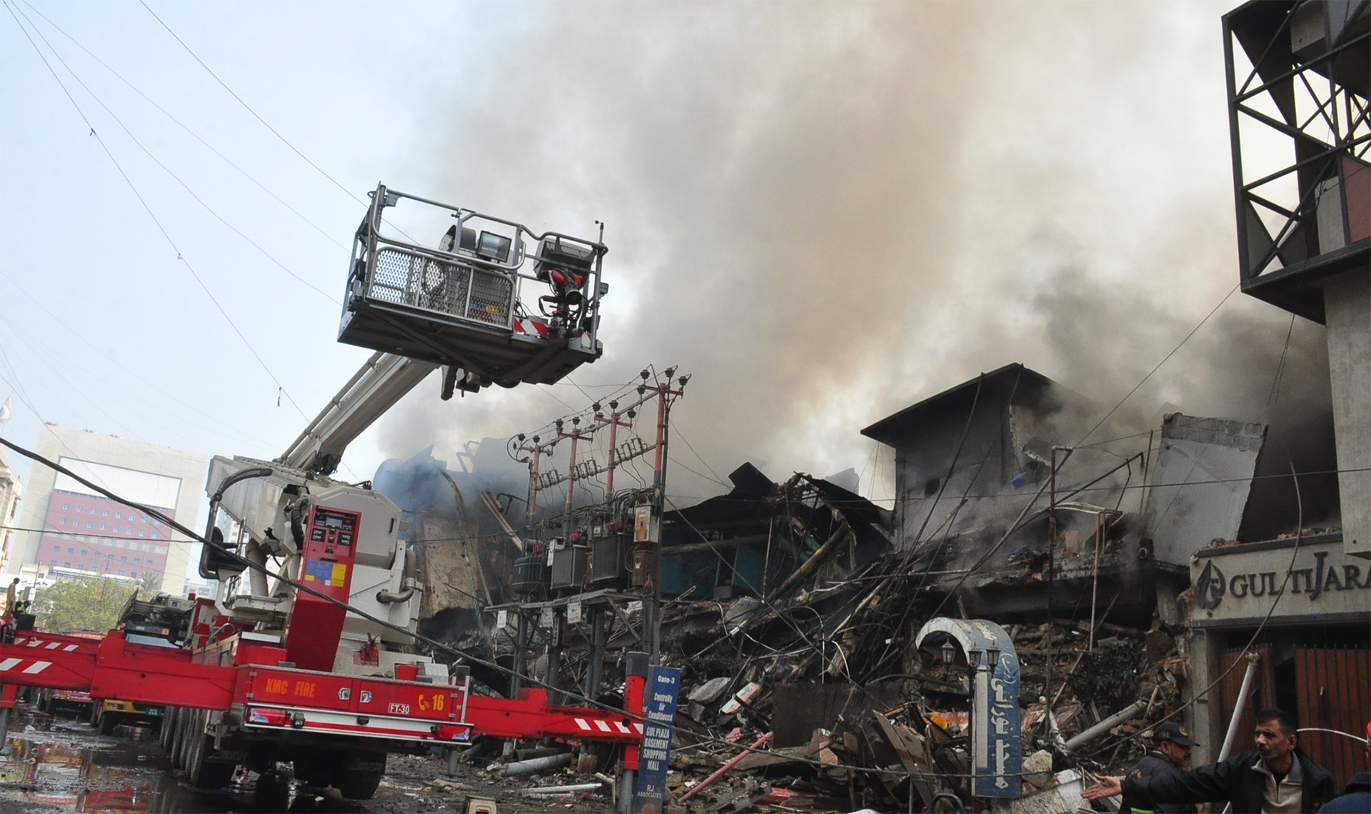 کراچی۔ پلازہ میں آگ لگنے کے  نتیجے میں 6  افراد جاں بحق، کئی گھنٹے گزرنے کے بعد بھی آگ پر قابو نہ پایا جاسکا