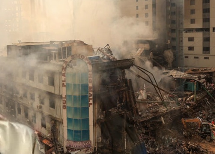 کراچی: گل پلازہ میں ایک دکان سے 30 لاشیں برآمد، جاں بحق افرادکی تعداد 61 ہوگئی