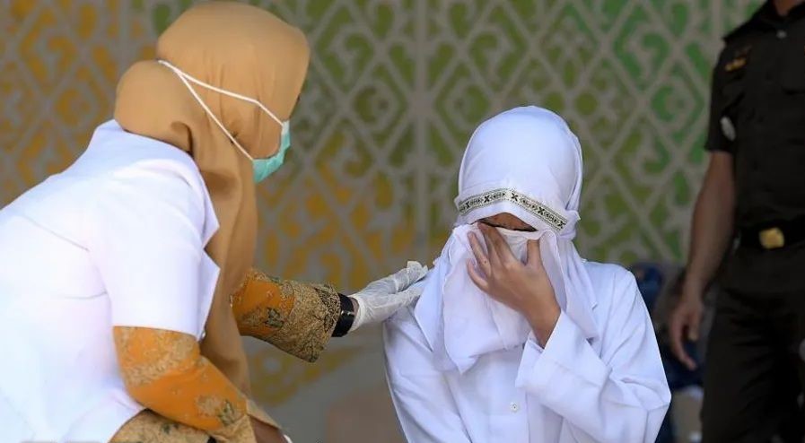 انڈونیشیا، شراب نوشی پر جوڑے کو سر عام 140 کوڑے مارے گئے ۔