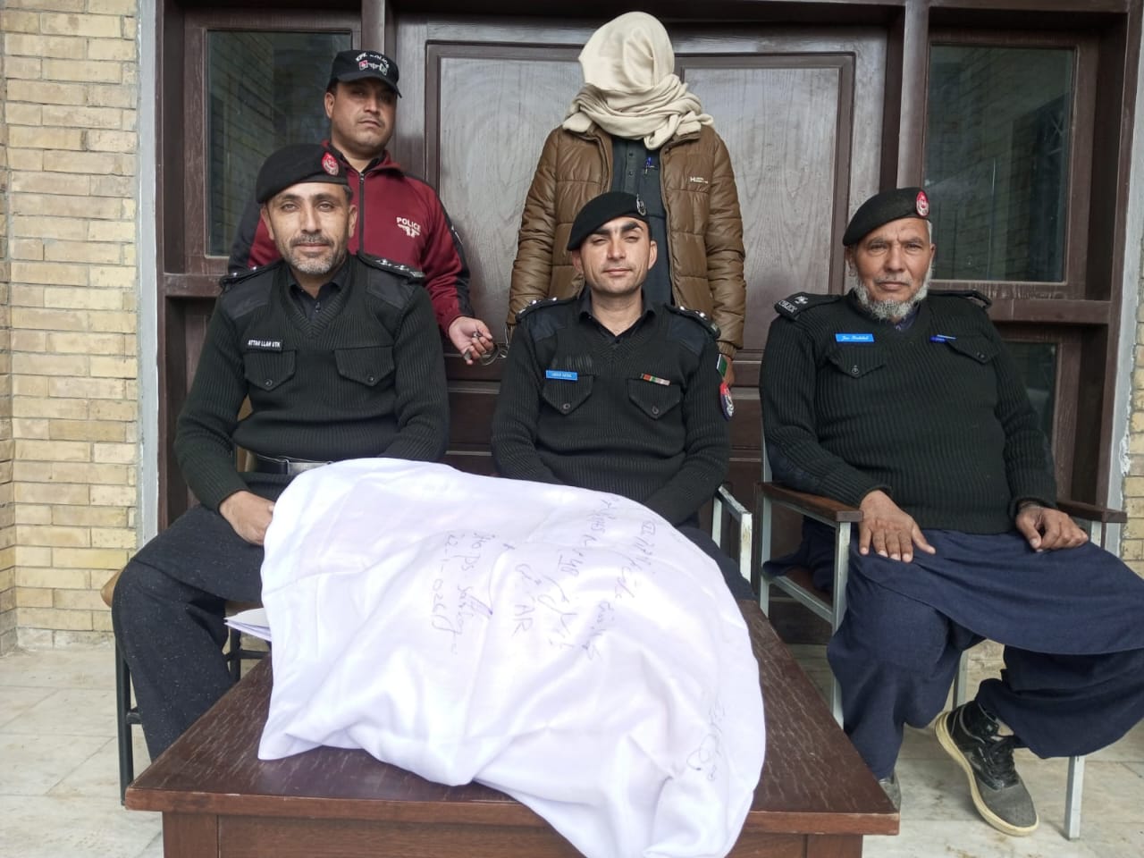 تھانہ سالارزئی پولیس کی منشیات کے خلاف بڑی کارروائی، 12000 گرام افیون برآمد، ملزم موقع پر گرفتار۔