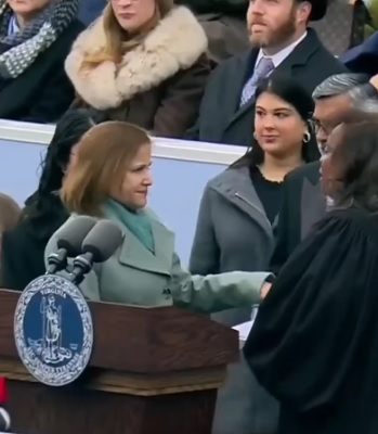 امریکا میں پہلی مسلم نائب گورنر خاتون غزالہ ہاشمی نے امریکہ کی تاریخ میں پہلی دفعہ قرآن پاک پر اپنے عہدے کا حلف اٹھالیا۔