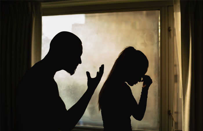  بیوی کو گھورنا، دوسری شادی یا طلاق کی دھمکی دینا بھی جرم قرار، 3 سال تک سزاہوسکتاہے۔ 