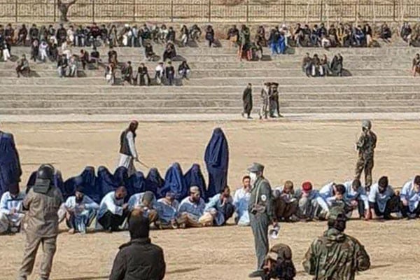 افغانستان خوست میں مختلف جرائم میں گرفتار 36 افراد کو سر عام کوڑے مارے گئے