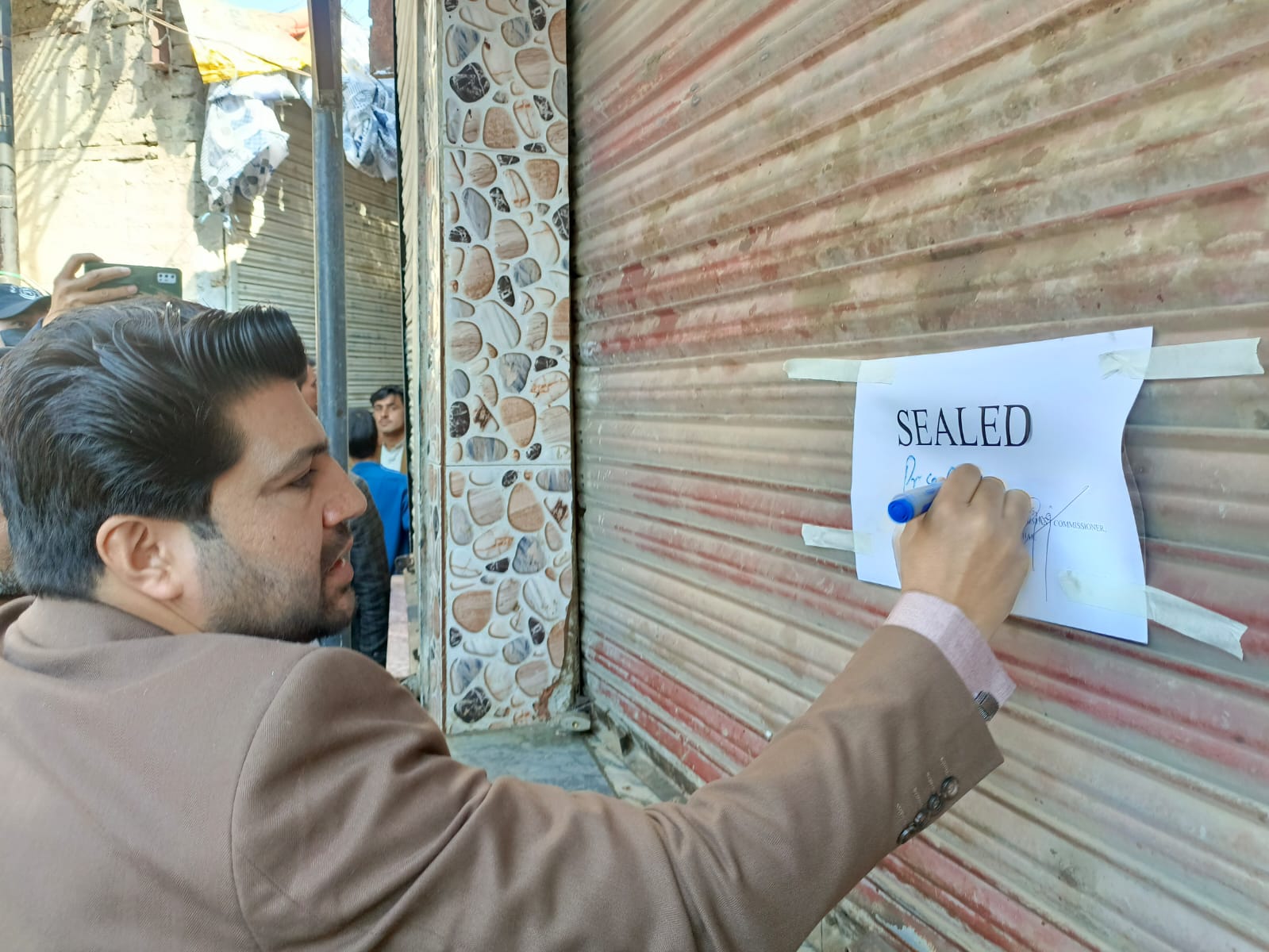 خار بازار میں انسپکشن و کریک ڈاؤن، متعدد دکانیں سیل، جرمانے اور گرفتاریاں