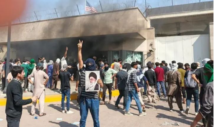 کراچی میں کشیدگی میں اضافہ،احتجاج کے دوران امریکی قونصل خانے پر ہنگامہ آرائی