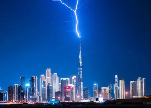 عین ایرانی حملوں کے وقت  برج خلیفہ پر قدرت کا قہر، ویڈیو ایکس اور دیگر سوشل میڈیا پلیٹ فارمز پر وائرل