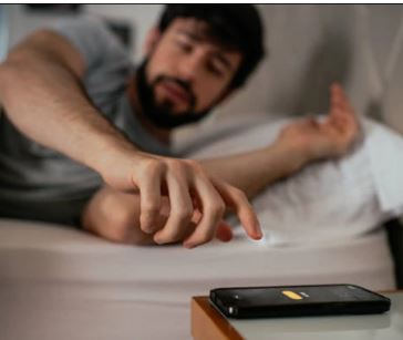 صبح آنکھ کھلتے ہی موبائل کا استعمال، ماہرین نے بڑا خطرہ قرار دیا