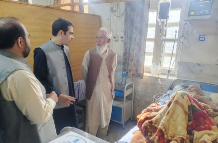 نئے تعینات شدہ اسسٹنٹ کمشنر خار عامر اللہ خان کا ڈی ایچ کیو ہسپتال خار کا دورہ