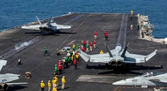 خلیج میں بڑا دھماکہ خیز دعویٰ، ایران کا امریکی طیارہ بردار جہاز کو نشانہ بنانے کا اعلان