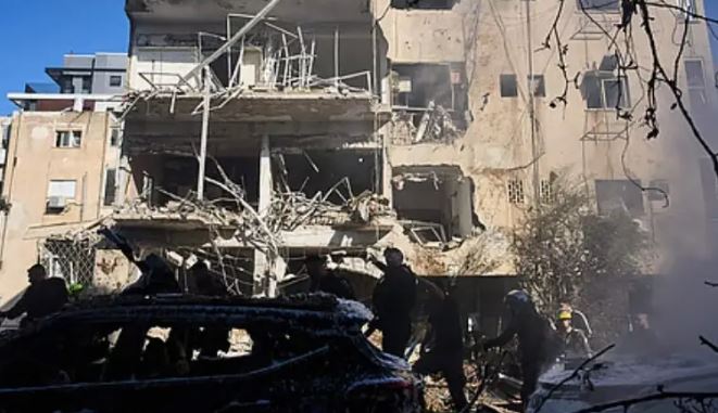 ایران نے چالیس منٹ میں چارسو میزائل داغ دیئے،  اسرائیلی اور امریکی اہداف پر شدید حملے، 