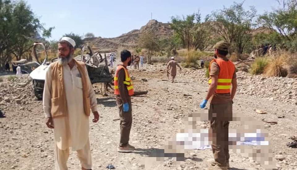 لکی مروت میں خونریز دھماکہ، پولیس گاڑی تباہ، ایس ایچ او سمیت 6 اہلکار شہید