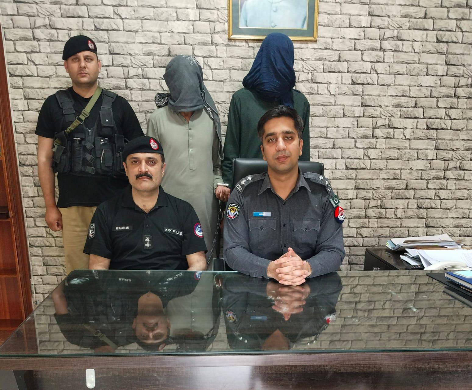 تھانہ حیات آباد پولیس کی کامیاب کارروائی، کارخانہ مالک کو سنگین نتائج کی دھمکیاں دے کر بھتہ وصول کرنے میں ملوث دو ملازمان گرفتار 