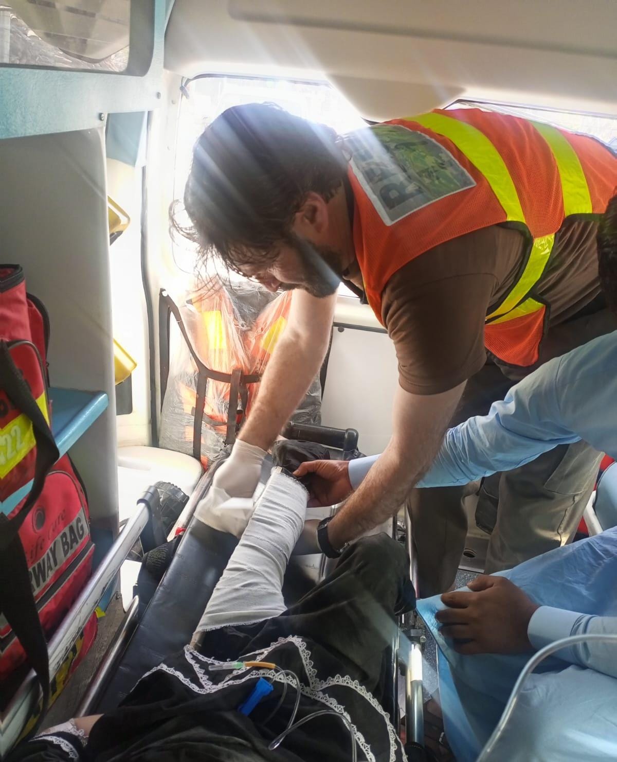 باجوڑ میں  ٹریفک حادثہ، تیز رفتار گاڑی کی ٹکر سے کمسن بچی زخمی، فوری امداد فراہم