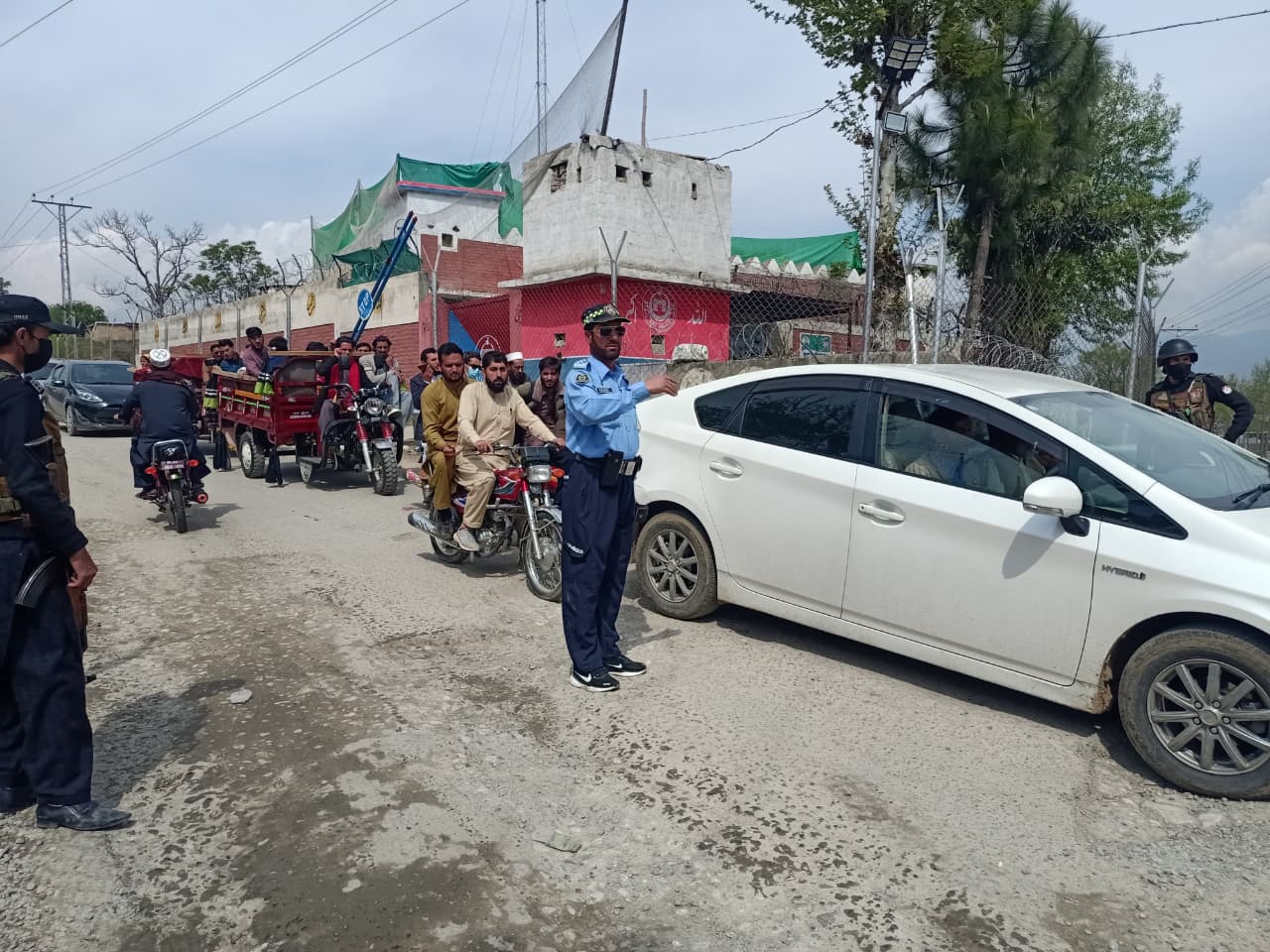 عید کے موقع پر عوام الناس اور خصوصاً نوجوان نسل سے ایک بار پھر اپیل کی جاتی ہے کہ وہ ون ویلنگ اور ٹریفک قوانین کی خلاف ورزیوں سے گریز کریں۔