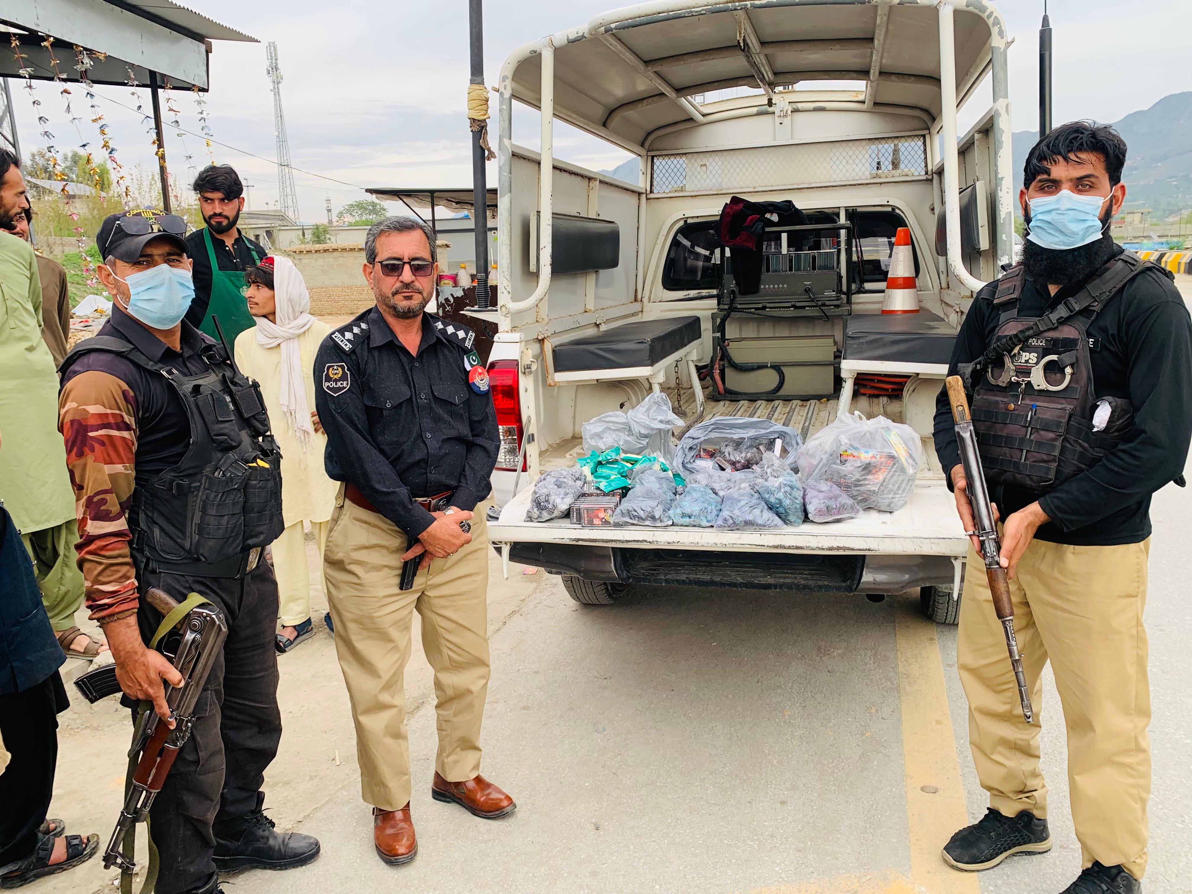 باجوڑ میں پولیس کی کارروائی، بازاروں کے معائنے کے دوران پٹاخہ بم اور نشہ آور مواد برآمد