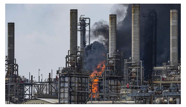 امریکہ: ٹیکساس  کی بڑی آئل ریفائنری میں دھماکوں کے بعد آگ، قریبی علاقے لرز  اٹھے 