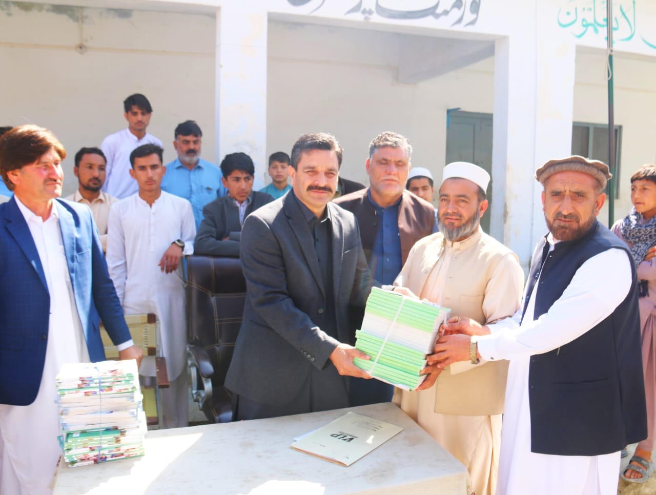 ڈپٹی کمشنر باجوڑ کا سول کالونی پرائمری سکول میں طلباء اور تعلیمی اداروں کے پرنسپلز میں درسی کتابوں کی تقسیم