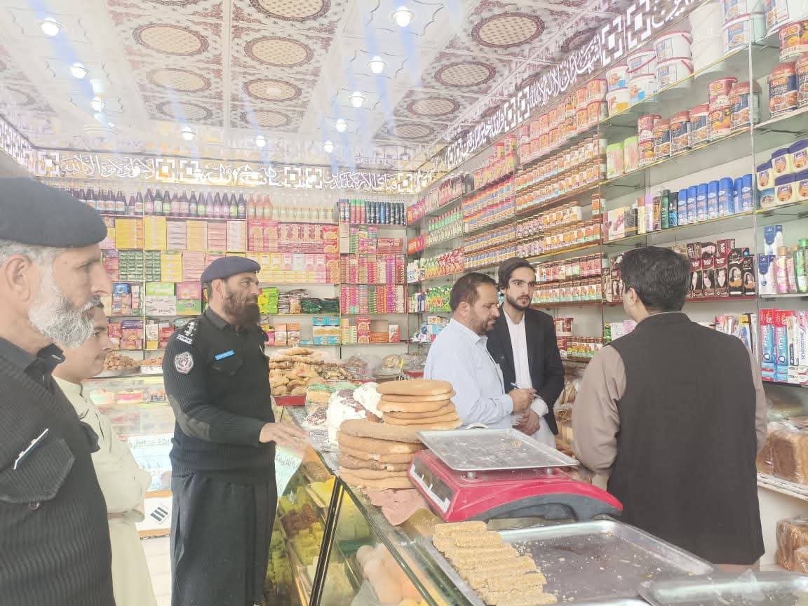 اسسٹنٹ کمشنر ناواگئ کا خار بازار میں بیکریوں کا معائنہ