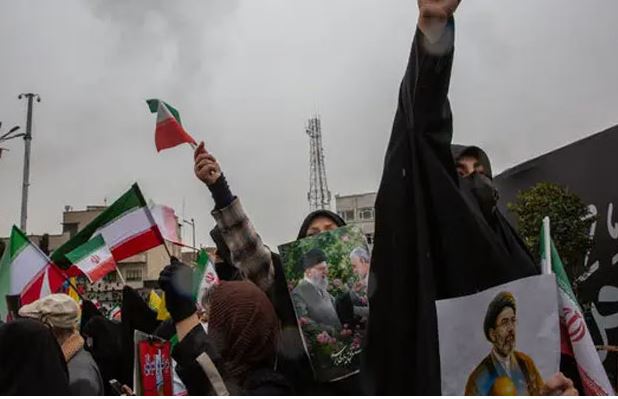 بمباری کے باوجود تہران میں حکومتی حمایت کے مظاہرے، صدر پزشکیان بھی عوام کے ساتھ سڑکوں پر