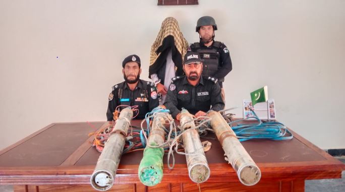 باجوڑ۔ جرائم پیشہ عناصر کیخلاف تھانہ اتمان خیل پولیس کی کامیاب کارروائی، پانی کے موٹر چوری میں ملوث گینگ بے نقاب، ملزم گرفتار