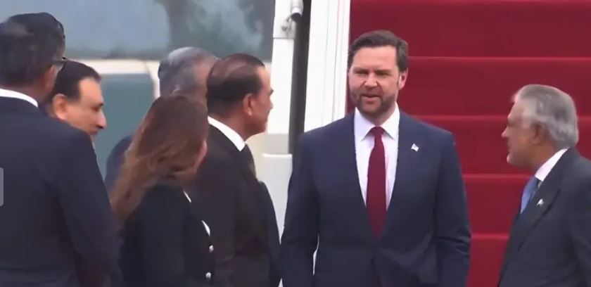 ایرانی وفد کے بعد امریکی نائب صدر جے ڈی وینس بھی اعلیٰ سطحی وفد کے ہمراہ اسلام آباد پہنچ چکے ہیں۔