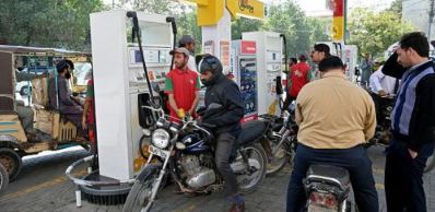 پاکستان میں پیٹرولیم  کی مد میں سبسڈی،  کب، کیسے اور کون مستفید ہونگے۔