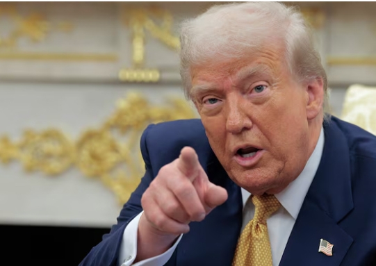 رواں سال امریکا نے ایران میں احتجاج کرنے والے گروہوں کی مدد کے لیے کردوں کے ذریعے اسلحہ بھیجا تھا،  پر کرد گروپوں نے اپنے پاس ہی رکھ لیا۔ ڈونلڈ ٹرمپ 