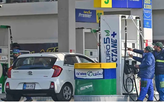 پیٹرولیم قیمتوں میں بڑی کمی، حکومت کا عوام کو مکمل ریلیف دینے کا اعلان 