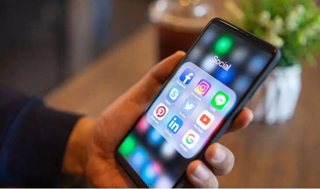 سرکاری  ملازمین کیلئے نئے ضابطے نافذ:  بلاگنگ،  وی لاگنگ اور سوشل میڈیا بھی اجازت سے مشروط