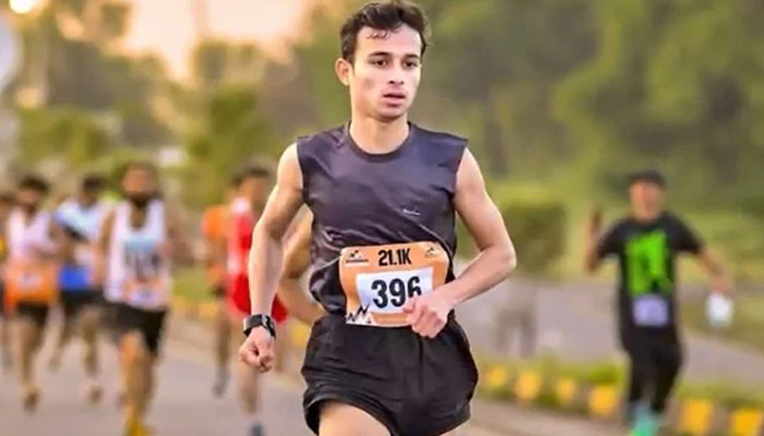 پاکستانی ایتھلیٹ مسعود خان نے پشاور سے اسکردو تک نان اسٹاپ دوڑ کا عالمی ریکارڈ بنا دیا۔