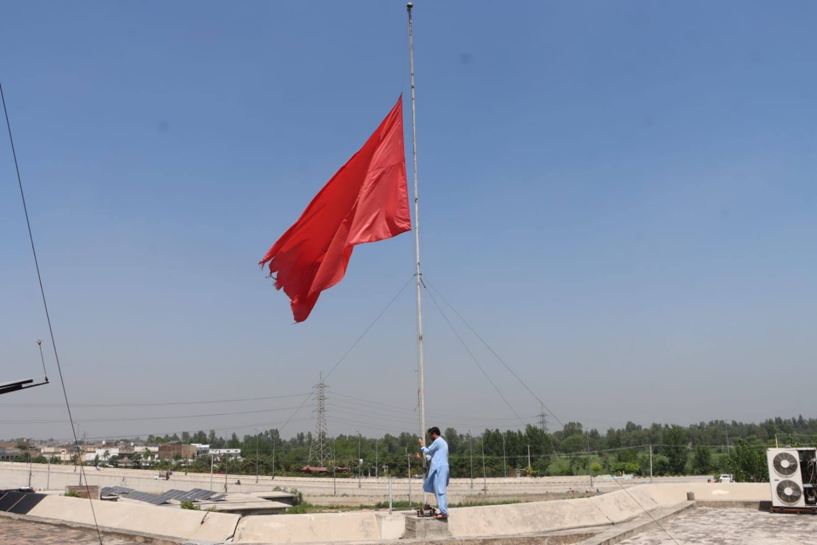 مولانا محمد ادریس کی شہادت پر اے این پی کا تین روزہ سوگ، باچا خان مرکز پر پارٹی پرچم سرنگوں