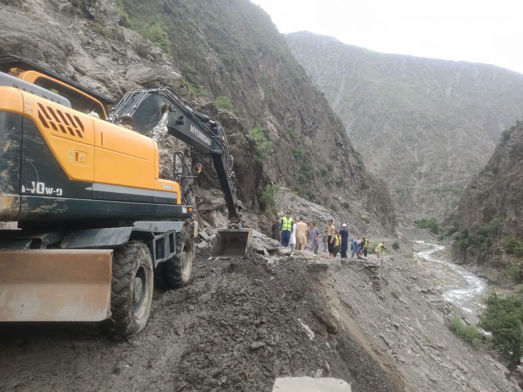  بمبوریت، کالاش ویلی میں سیلاب سے متاثرہ سڑک ہر قسم کی ٹریفک کے لیے بحال