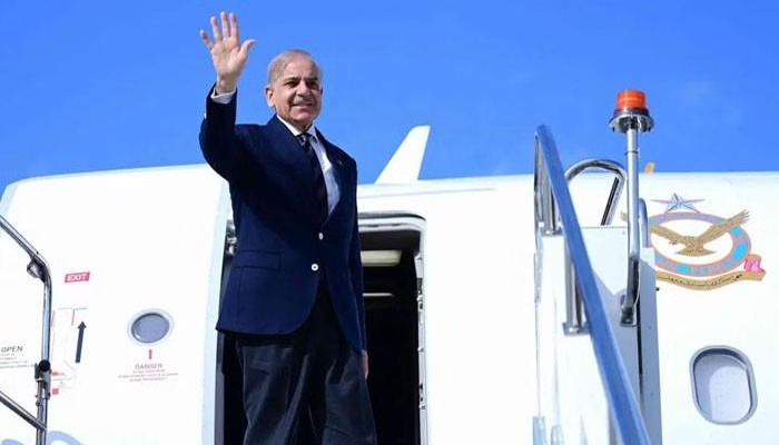 وزیراعظم شہباز شریف وفد کے ہمراہ چین 4 روزہ دورے پر روانہ