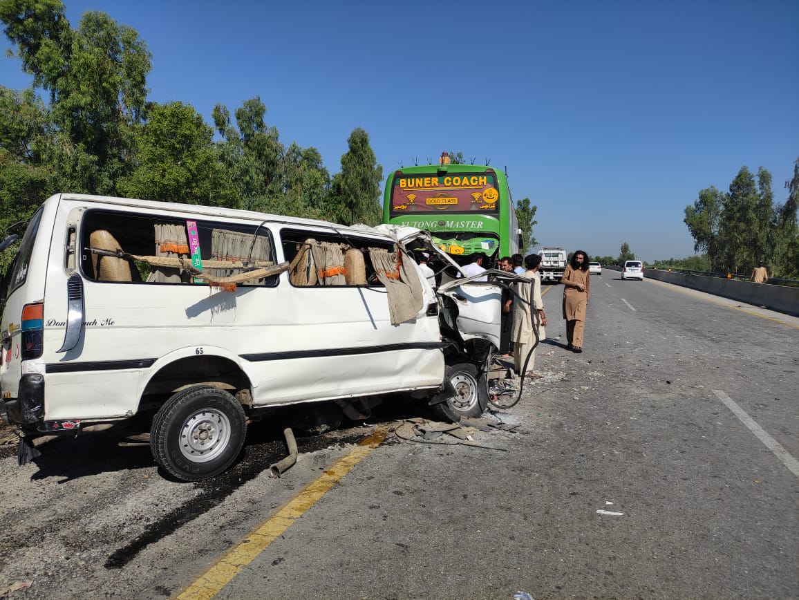 سوات ایکسپریس وے رستم پل کے مقام پر فلائنگ کوچ اور بس میں خوفناک تصادم،16 مسافر جاں بحق، 2 شدید زخمی