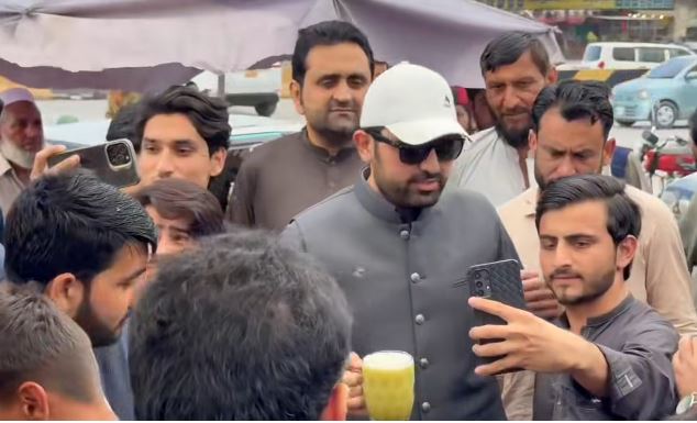 محمد سہیل خان آفریدی کا بغیر سیکیورٹی اور پروٹوکول حیات آباد ٹول پلازہ کا اچانک دورہ۔