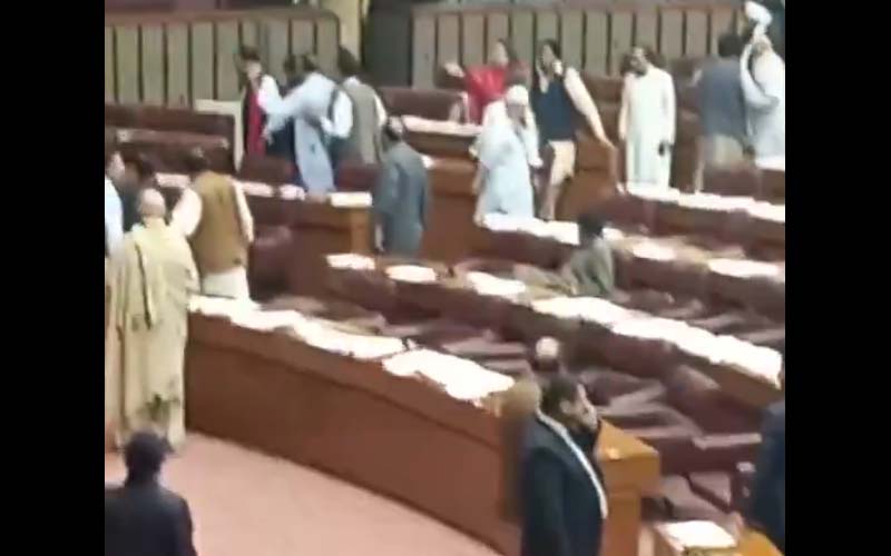 قومی اسمبلی اجلاس کے دوران پی ٹی آئی قائدین اقبال آفریدی اور جنید اکبر میں ہاتھاپائی۔