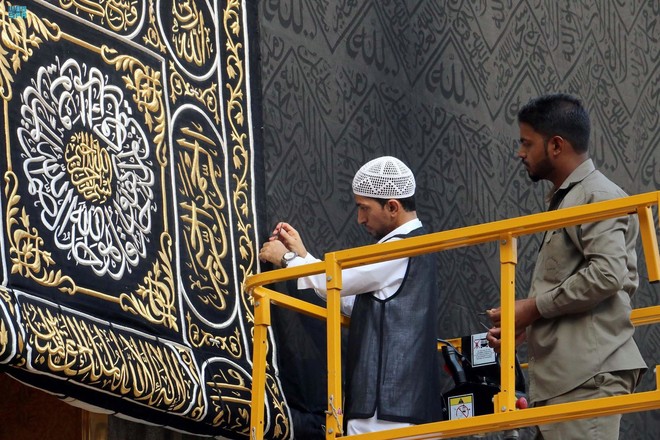نیا غلاف کعبہ کلید بردارِ کعبہ کے حوالے ، یکم محرم کو تبدیل کیا جائے گا