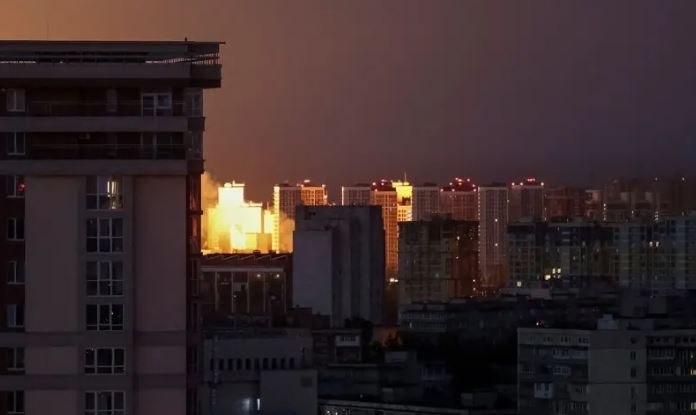 روسی فضائی یلغار: کیف سمیت کئی یوکرینی شہر نشانے پر، ہلاکتیں اور تباہی