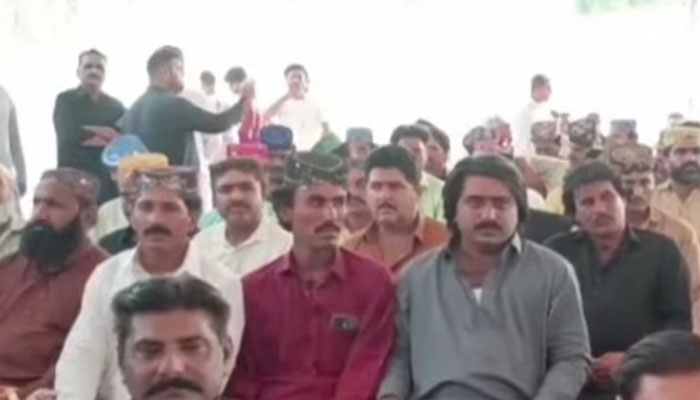 102 مقدمات میں مطلوب کچے کے ڈاکو بیلو تیغانی نے اپنے 60 خطرناک ساتھیوں سمیت پولیس کے سامنے ہتھیار ڈال دیے 