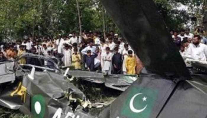 مردان کے قریب پاک فضائیہ کا تربیتی طیارہ گر کر تباہ، پاک فضائیہ اور پاک بحریہ کے دو افسران شہید