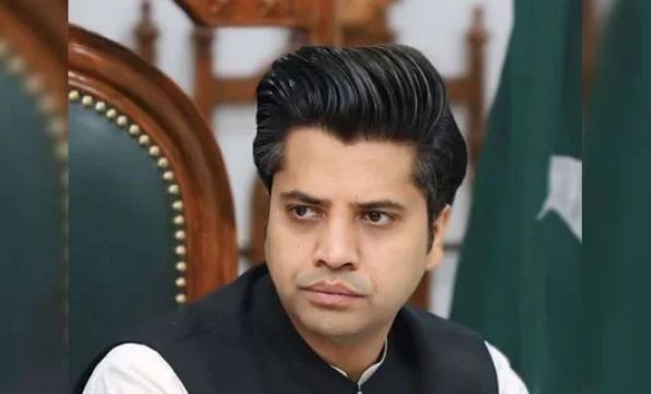 پیٹرول قیمتوں پر سیاست گرم، شفیع جان نے  وفاقی حکومت کو آڑے ہاتھوں لے لیا