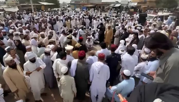 لکی مروت میں جے یو آئی رہنما سمیت دو افراد کی لاشیں ملنے پر شدید احتجاج، انڈس ہائی وے بند