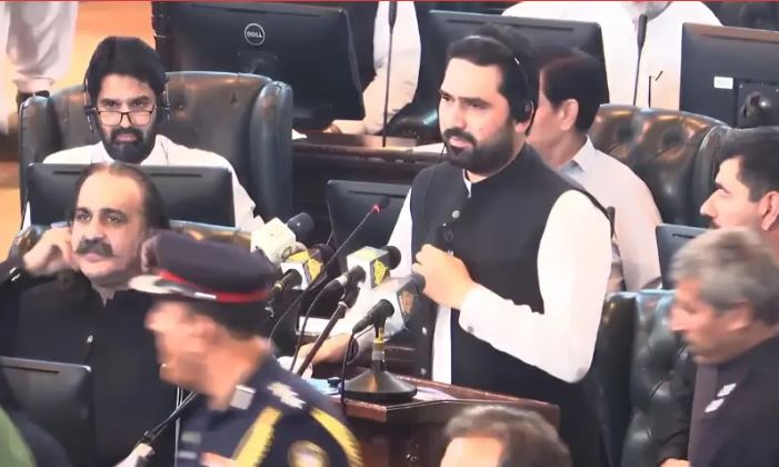 سرکاری ملازمین کے لیے خوشخبری، خیبر پختونخوا بجٹ میں تنخواہیں اور پنشن بڑھانے کا اعلان،کم از کم اجرت پینتالیس ہزار مقرر،